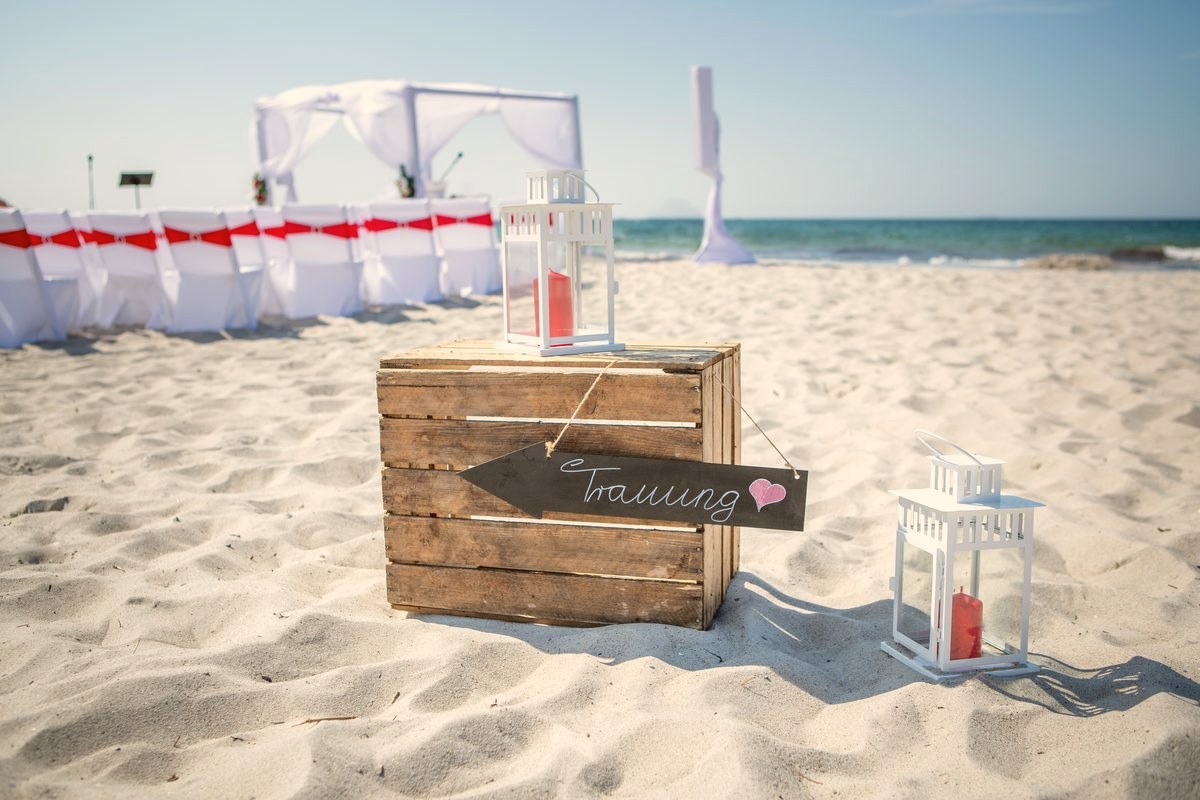Hochzeitspaar am Ostseestrand
