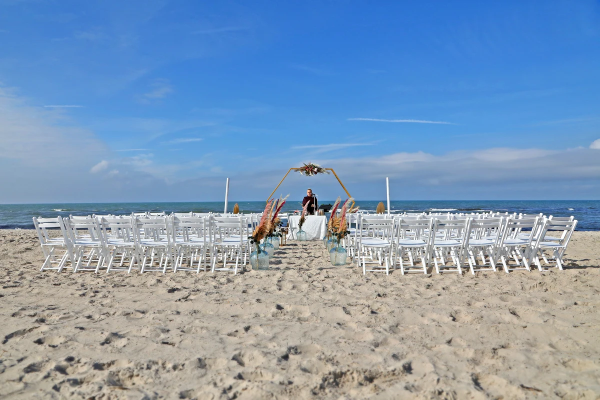 Traubogen mit weissen Stuehlen und Pampasgras am Strand von Dierhagen, Blick auf die Ostsee