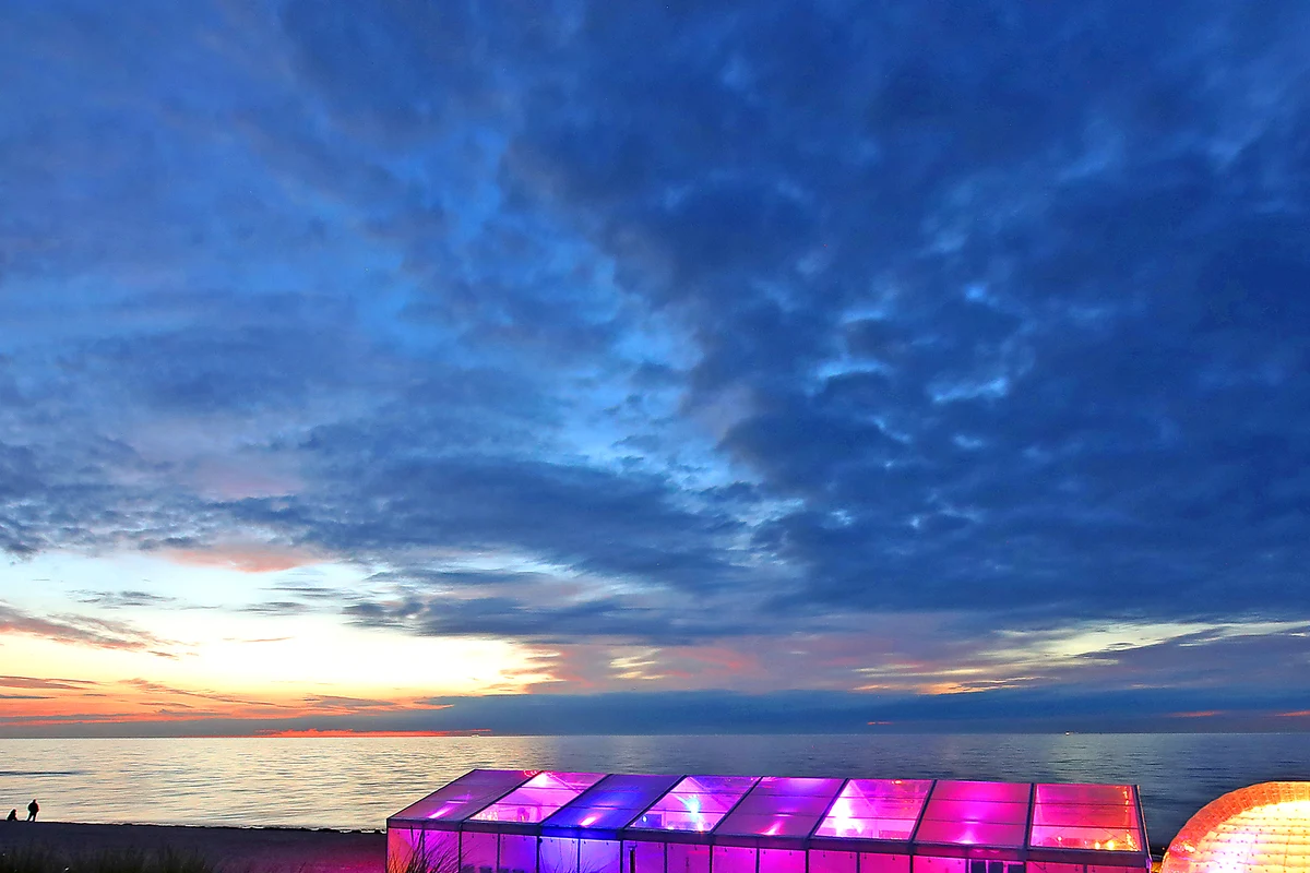 Glaszelt und Kuppel am Strand von Dierhagen im Abendlicht ueber der Ostsee