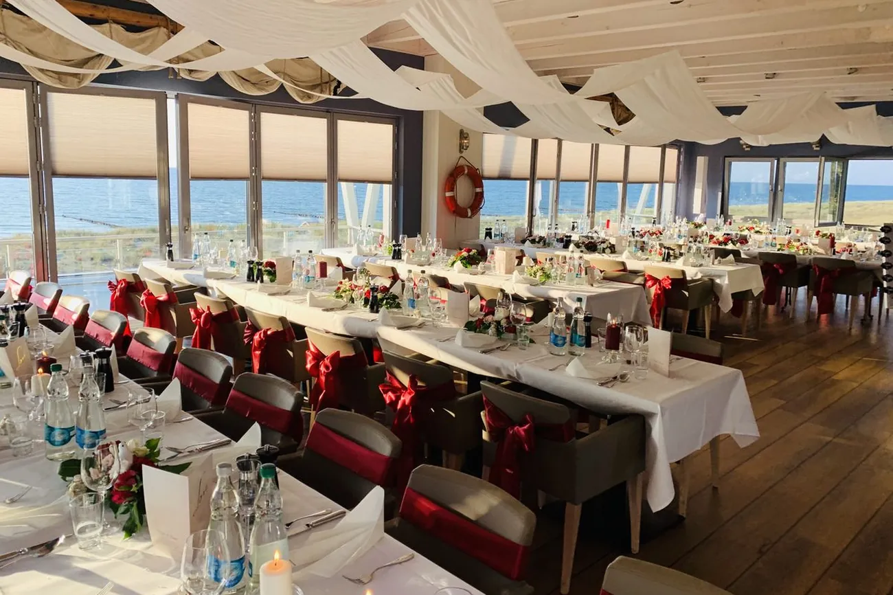 Festlich eingedeckte Hochzeitstafel mit Panoramafenster in Markgrafenheide