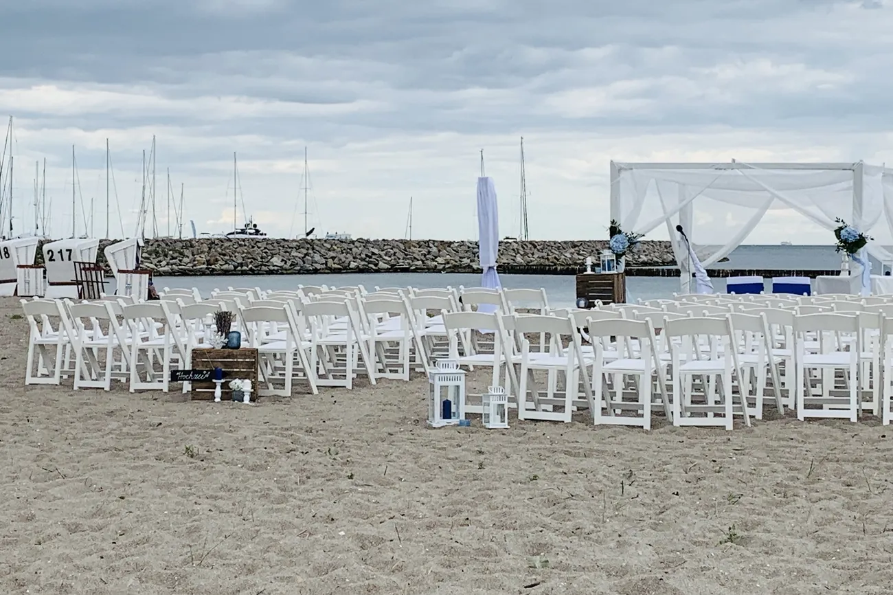 Trauung am Strand von Warnemünde, im Hintergrund der Yachthafen