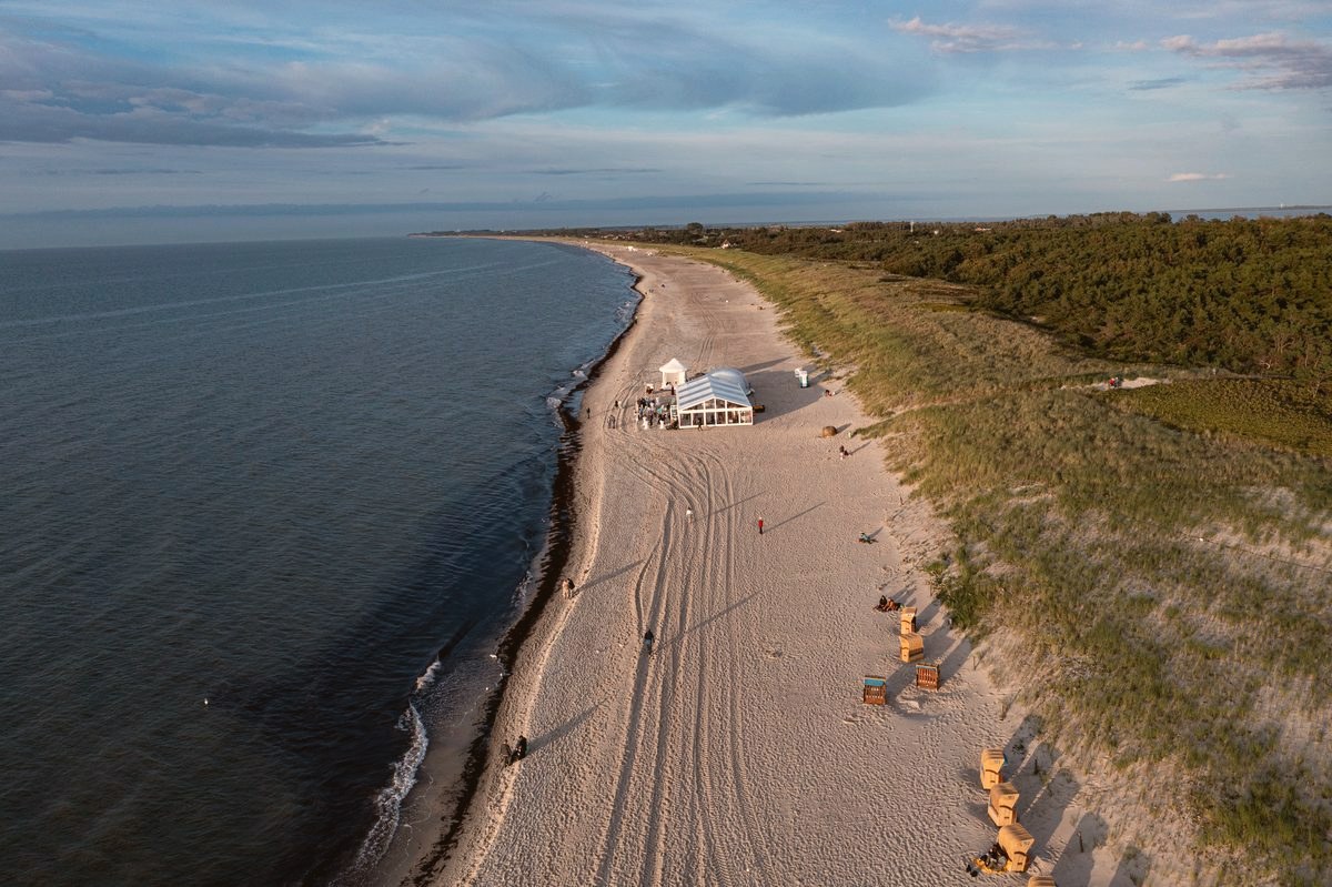 Drohnenfoto Strandhochzeit — Paar am Strand