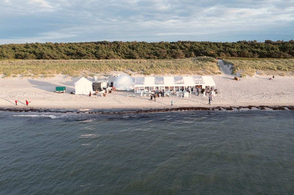 Kompletthochzeit am Strand — Feier mit Zeltlösung